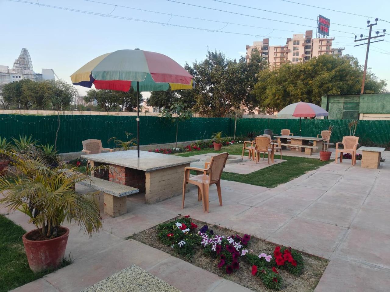 Villa In Vrindavan, Hare Krishna M Exterior foto